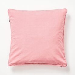 Pinkkivalkoinen tyynynpäällinen.